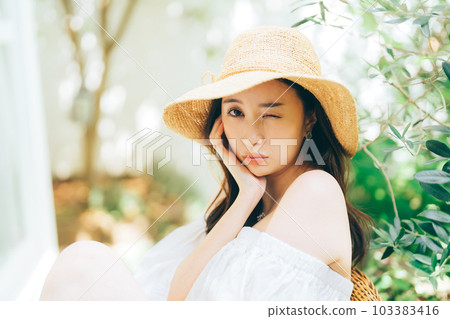 年輕女性的度假形象 103383416