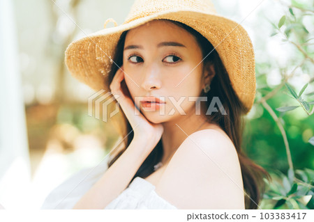 一個年輕女人的夏日美麗形象 103383417