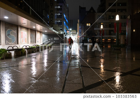 福岡縣北九州市下雨的夜晚街角 103383563