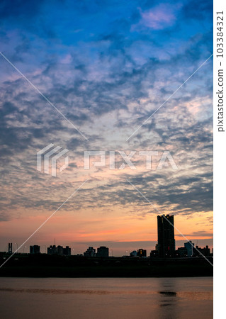 The sky after sunset in Dadaocheng 103384321
