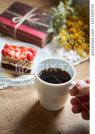 coffee poured into a cup 103384558