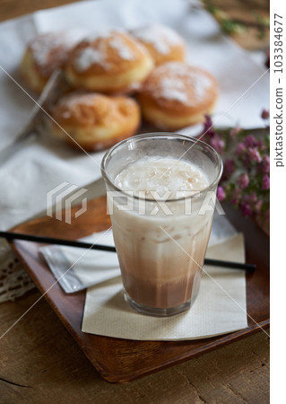 冰鎮可可倒入玻璃杯中 103384677