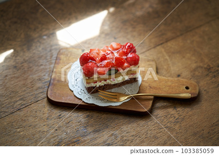 Framboise cake 103385059