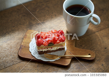 Framboise cake 103385060