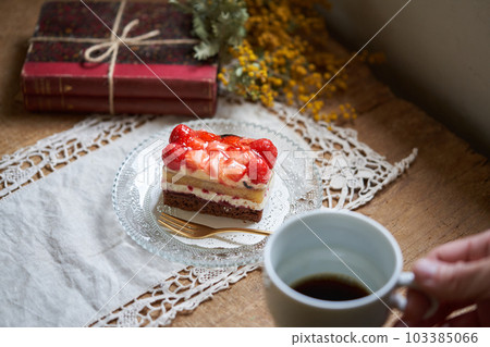 Framboise cake 103385066