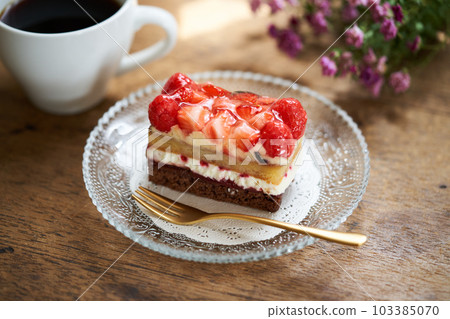 Framboise cake 103385070