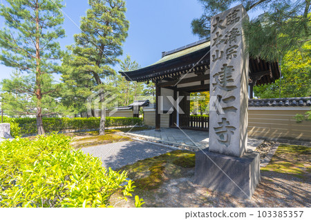 建仁寺禦使門新綠時節(京都市東山區) 建仁寺禦使門新綠時節(京都市東山區) 103385357