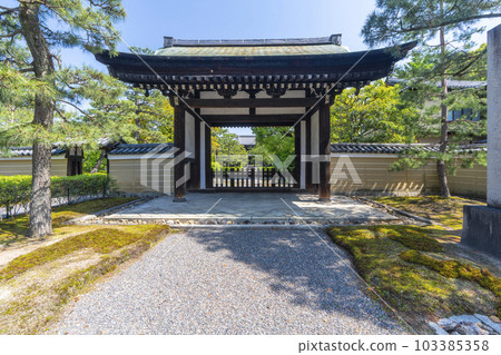 Kennin-ji Temple Imperial messenger gate Fresh green season (Higashiyama Ward, Kyoto City) Kennin-ji Temple Imperial messenger gate Fresh green season (Higashiyama Ward, Kyoto City) 103385358