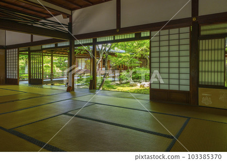 建仁寺春庭相框 新綠的庭園季節（京都市東山區） 103385370