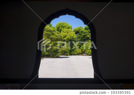 Kennin-ji Temple Honbo front garden Daiyuen seen from the lantern window Fresh green season (Higashiyama Ward, Kyoto City) 103385391