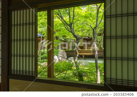 Kenninji Temple Choontei Picture Frame Garden Season of Fresh Green (Higashiyama Ward, Kyoto City) 103385406