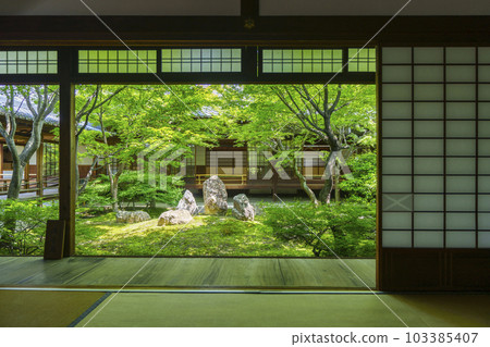 Kenninji Temple Choontei Picture Frame Garden Season of Fresh Green (Higashiyama Ward, Kyoto City) 103385407
