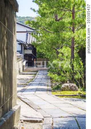 感受京都風情的靈都院石板路(京都市東山區) 感受京都風情的靈都院石板路(京都市東山區) 103385437