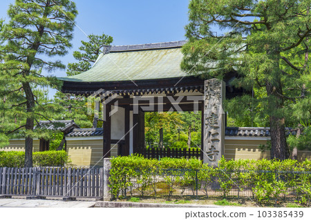 建仁寺禦使門新綠時節(京都市東山區) 建仁寺禦使門新綠時節(京都市東山區) 103385439