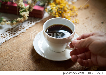 咖啡倒入杯子 咖啡倒入杯子 103385511