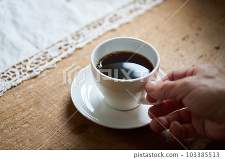 咖啡倒入杯子 咖啡倒入杯子 103385513