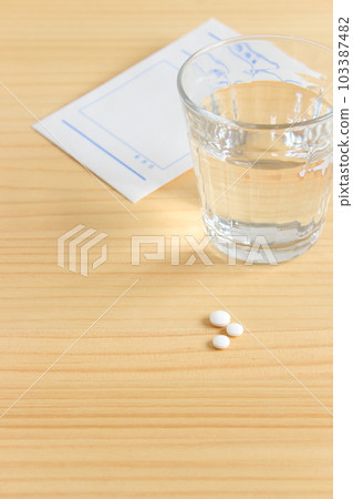 Take a cup medicine (tablet medicine bag) [no people / copy space] 103387482