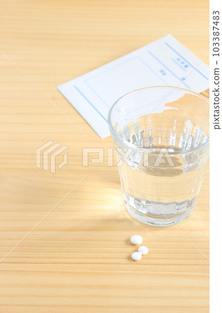 Take a cup medicine (tablet medicine bag) [no people / copy space] 103387483