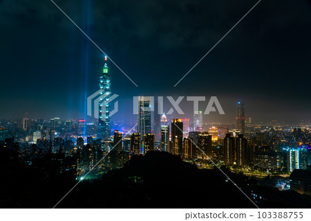 從投影平台看到的台北 101 和信義區夜景 台灣台北市 103388755