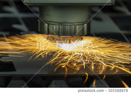 The fiber laser cutting machine cutting machine cut the metal plate. The fiber laser cutting machine cutting machine cut the metal plate. 103388878