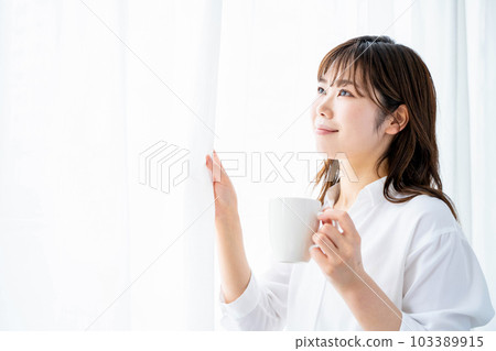年輕女子生活生活方式咖啡 年輕女子生活生活方式咖啡 103389915
