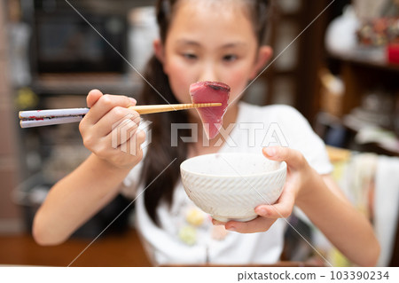 吃鰹魚生魚片的孩子 103390234