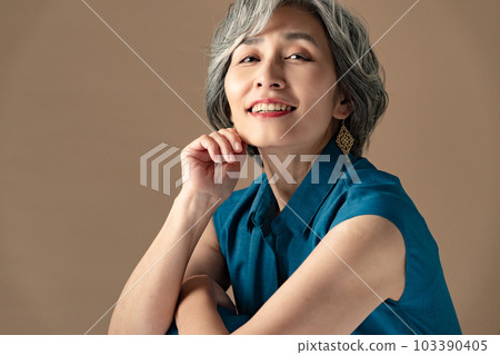 美女形象高級女人灰色頭髮 103390405