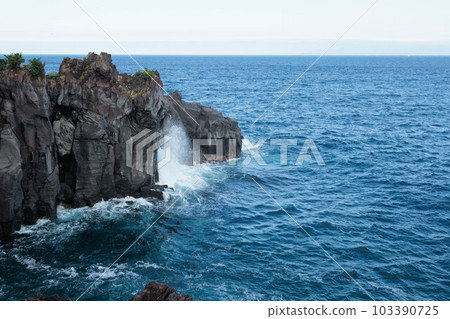 White waves rushing to the coast 103390725