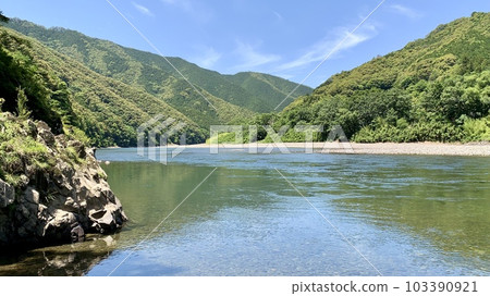 Shimanto River colored with fresh greenery and blue sky <Upstream of Iwama Chinka Bridge/Kochi Prefecture> 103390921