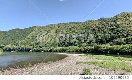 Shimanto River colored with fresh greenery and blue sky <upstream of Sada subsidence bridge/Kochi Prefecture> Shimanto River colored with fresh greenery and blue sky <upstream of Sada subsidence bridge/Kochi Prefecture> 103390983