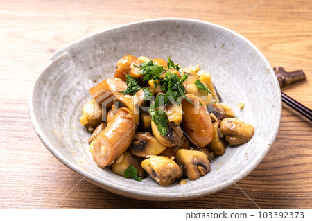 Garlic Stir-fried Mushrooms and Wieners Garlic Stir-fried Mushrooms and Wieners 103392373