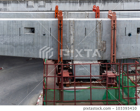 The connection joints of the reinforcement concrete beam. 103393410