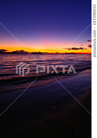 在沖繩縣小濱島 Tumaru 海灘拍攝的美麗日出 103396910