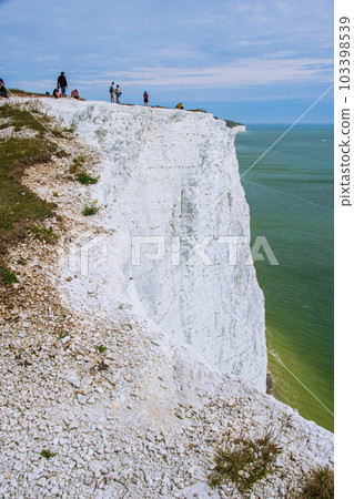 View of white cliffs and horizon 103398539