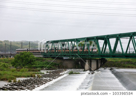[Kansai Main Line] Nanki No. 83 passing through Machiyagawa Bridge in the rain 103398584