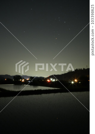 北斗市長坂町，東南天空的天蠍座和倒映星空的稻田 103398625