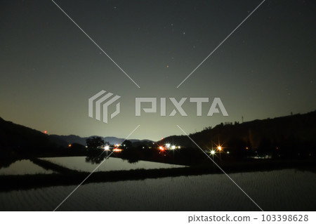 北斗市長坂町,東南天空的天蠍座和倒映星空的稻田 北斗市長坂町,東南天空的天蠍座和倒映星空的稻田 103398628