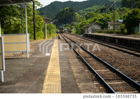 從水軍線下小川站出發的柴油列車 103398735