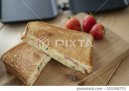 用熱三明治機製作的土豆沙拉熱三明治 103398755