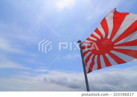 旭日旗在藍天上飄揚自衛隊少尉海上自衛隊 103398817