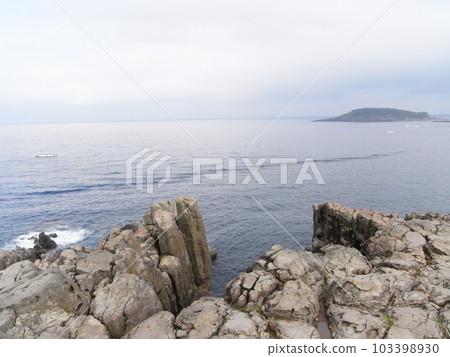 The sea seen from Tojinbo 103398930