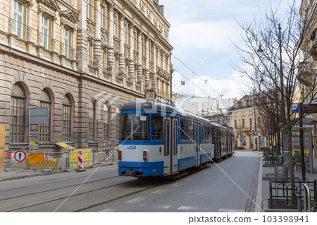 【波蘭】現代藍色電車穿行在克拉科夫老城歷史悠久的街道上 103398941