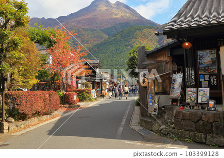 秋天的湯之坪街道和由布岳（大分縣由布市） 103399128