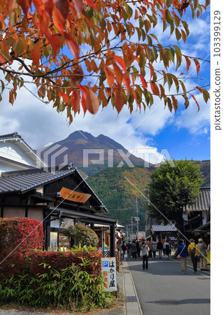 秋天的湯之坪街道和由布岳(大分縣由布市) 秋天的湯之坪街道和由布岳(大分縣由布市) 103399129