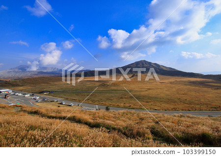 秋天的草千里濱風景（2021年11月/熊本縣阿蘇市） 103399150