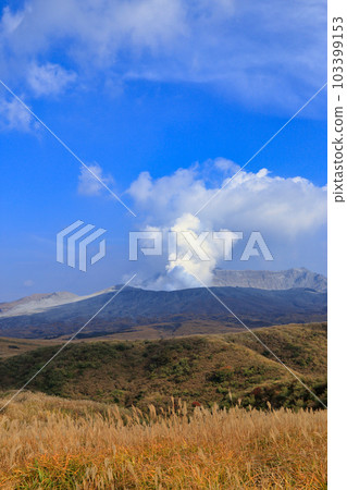 Scenery of Kusasenrigahama in autumn (November 2021 / Aso City, Kumamoto Prefecture) 103399153