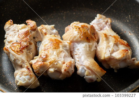 在煎鍋中烤雞肉（雞翅）。 （用鹽和胡椒烤） 103399227