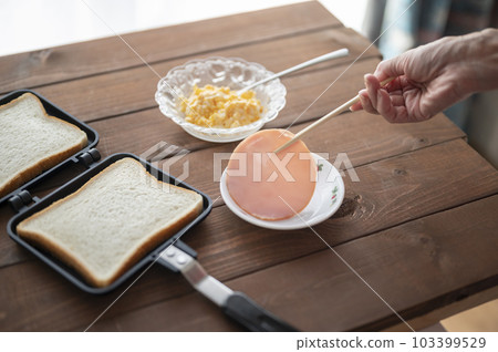 Prepared egg ham hot sandwich 103399529