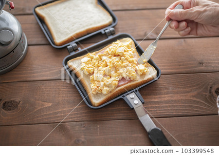 Prepared egg ham hot sandwich 103399548