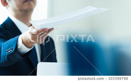 遞文件的商人 103399798